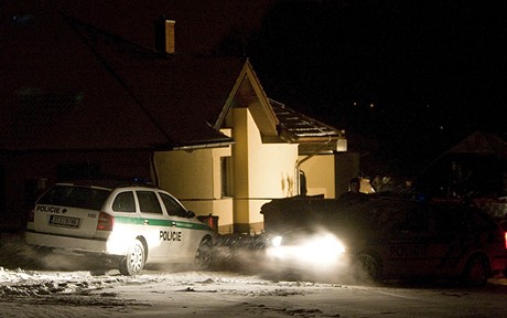 Policie u rodinného domku ve Vratimov, kde nala mrtvá tla.