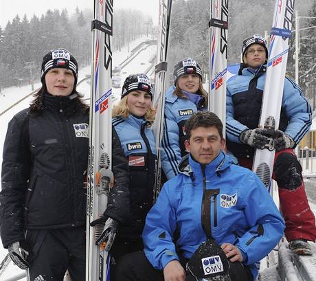 eské skokanky na lyích se brzy dokají své premiéry na MS. Zleva Vladna Pustková, Michaela Doleelová, Lucie Míková, Natálie Dejmková. Dole trenér Jaroslav Sakala