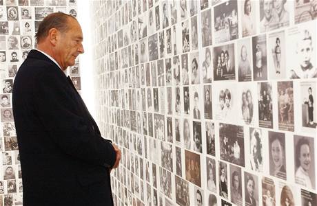 Nkdej francouzsk prezident Jacques Chirac v pamtnku obt holocaustu v roce 2005.