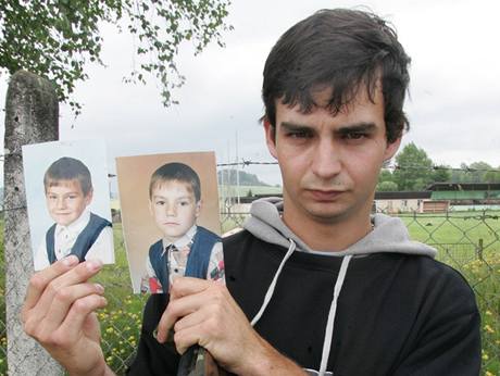 Sedmnáctiletý Václav Korytar a jeho zesnulý bratr Tomá Korytar na fotografii
