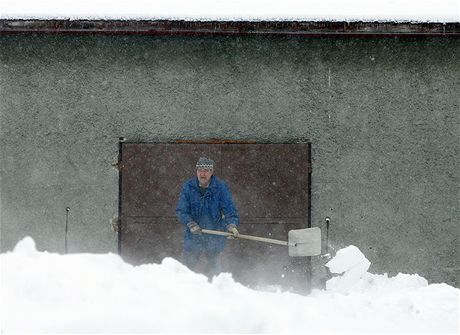 Mu ze Sedlit odklz nov pvaly snhu. (11. nora 2009)