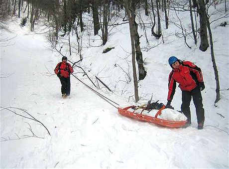 Pro vyprotného snowboardistu nemohl kvli patnému poasí pilett vrtulník. Ilustraní foto