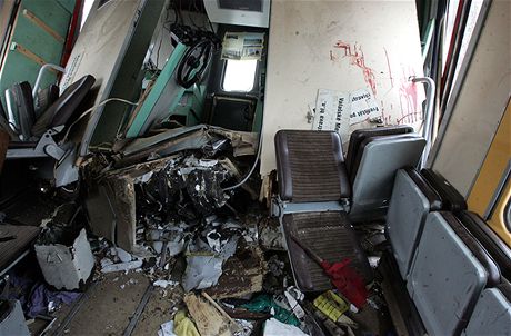 Sráka vlak u Paskova - rozbité vybavení vagon (16. února 2009)
