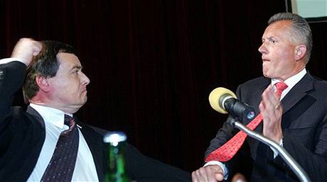 Potyka Davida Ratha s Miroslavem Mackem na sjezdu zuba v kvtnu 2006