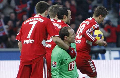 Jaroslav Drobný (uprosted) sice proti Bayernu jednou inkasoval, ale jinak skvlými zákroky pispl k vítzství Herthy 2:1
