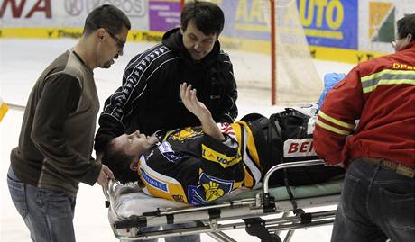 NA NOSÍTKÁCH. Zranný litvínovský hokejista Jií légr opoutí ledovou plochu.