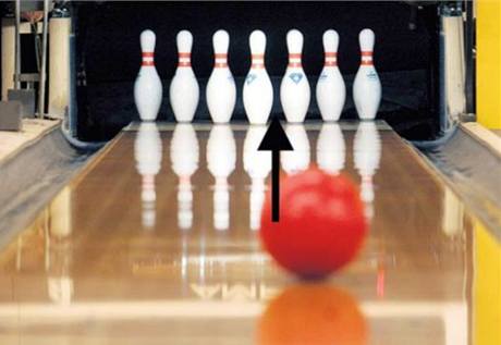 IDEÁLNÍ HOD. Pokud hrajete rovinový bowling, mla by koule trefovat kuelky v míst, kam vede ipka (pokud hrajete levou rukou, tak z druhé strany). V tomto pípad máte nejvtí nadji na strike, tedy shození vech kuelek jedním hodem.