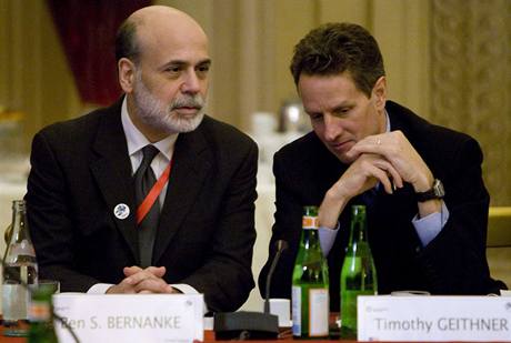 Americký ministr financí Timothy Geither a éf Fedu Ben Bernanke