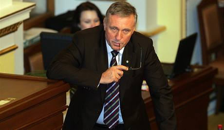 Premiér Mirek Topolánek ve Sn�movn�. Ustojí jeho vláda i pátý pokus opozice o vyslovení ned�v�ry?