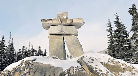 KAMENNÝ MASKOT. Panáek Ilanaaq (pítel) v barvách olympijských kruh je symbolem her 2010. Pipomíná tradiní inuitský symbol Inukshuk (na snímku), kamennou postavu, která na severu Kanady ukazovala cestu do bezpeí.