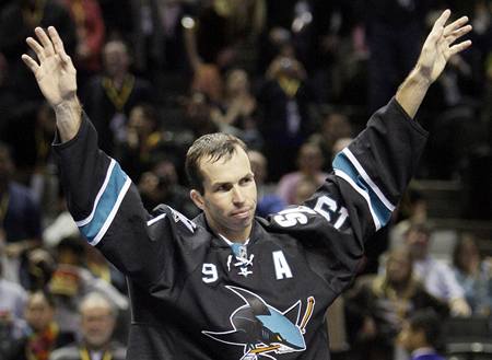 Radek tpánek oslavil svj triumf v San Jose v dresu místního hokejového klubu Sharks.