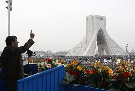 Bhem oslav vro revoluce promluvil i prezident Mahmd Ahmadned.