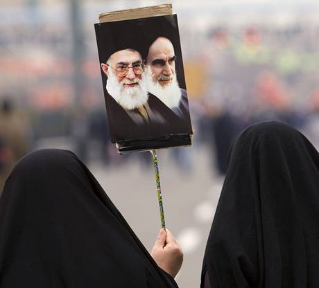 Mu, který v ervnu na ádný úad nekandiduje, avak jeho moc je jistá: íránský nejvyí vdce, ajatolláh Alí Chameneí (vlevo).