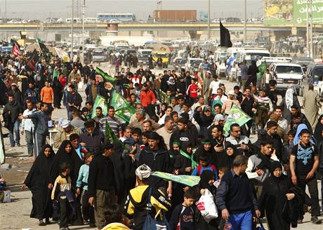 íittí poutníci smují do posvátného msta Karbala.