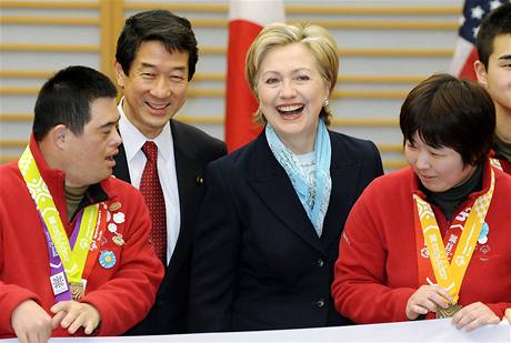 Hillary Clintonov se pi uvtacm ceremonilu na letiti Haneda v Tokiu setkala s atlety, kte se chystaj na Speciln zimn olympijsk hry