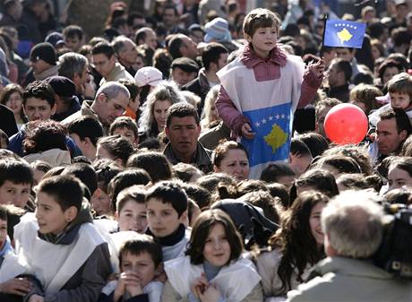 Ulice Pritiny zaplavily tisce lid s kosovskmi vlajkami