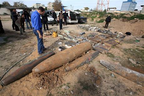 Pracovnci organizace Human Rights Watch sbraj izraelsk bomby, kter dopadaly na Gazu