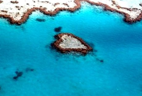 Ostrov ve tvaru srdce v Austrlii u Great Barrier Reef 