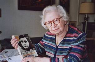 Miep Giesová ukazuje ve svém amsterdamském byt knihu vzpomínek na Annu Frankovou. Fotografie byla poízena v roce 1998.