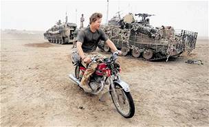 Princ Harry se v afghánské pouti projídí na motocyklu.
