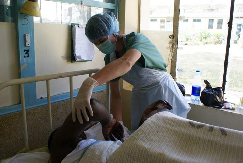 Tým eských léka a medik u popálených v nemocnici v keském Nakuru (únor 2009)