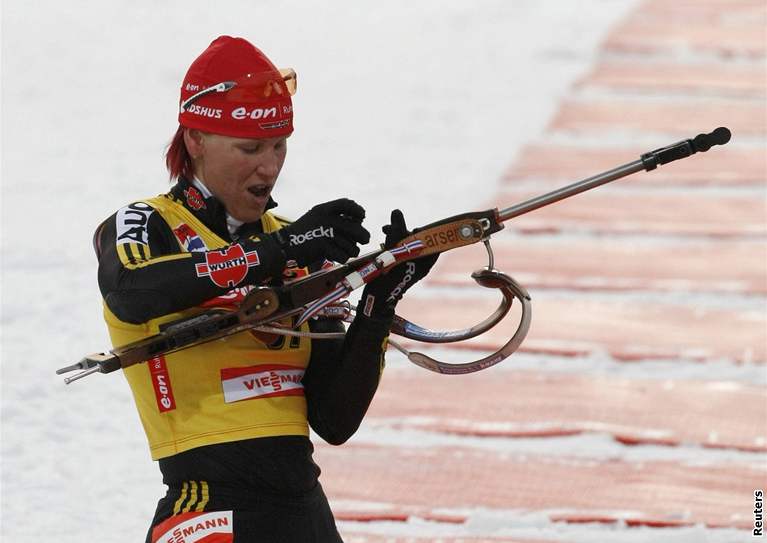 NORSKÝ TRIUMF. Stíbrný Lars Berger, zlatý Ole Einar Björndalen, bronzový Halvard Hanevold