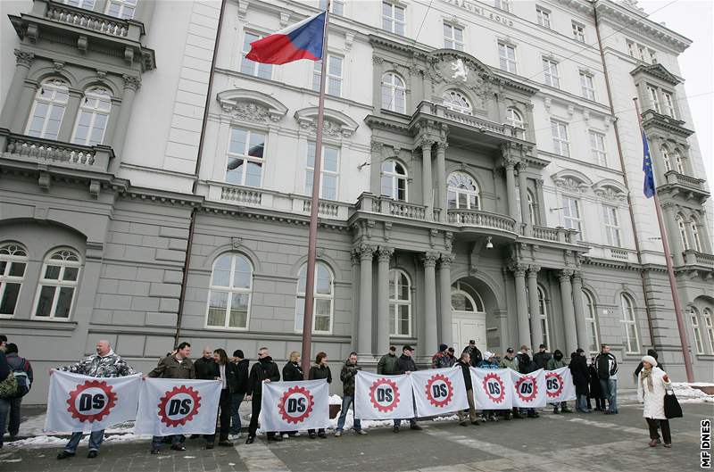 Píznivci Dlnické strany ped budovou Nejvyího správního soudu v Brn (18.2.2009)