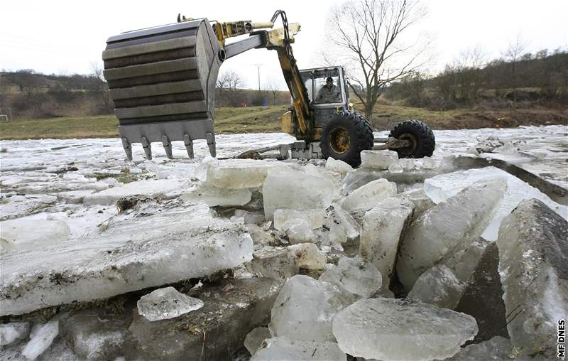Vodohospodái rozbíjejí ledové kry, které ucpaly koryto eky Oslavy v Oslavanech