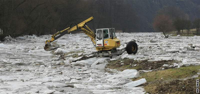 Vodohospodái rozbíjejí ledové kry, které ucpaly koryto eky Oslavy v Oslavanech