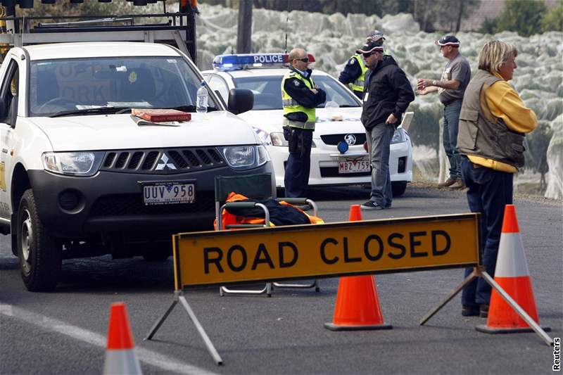 Policisté uzavřeli cestu, která vede na předměstí města Healsville, kde zuří požár. (10. únor 2009)