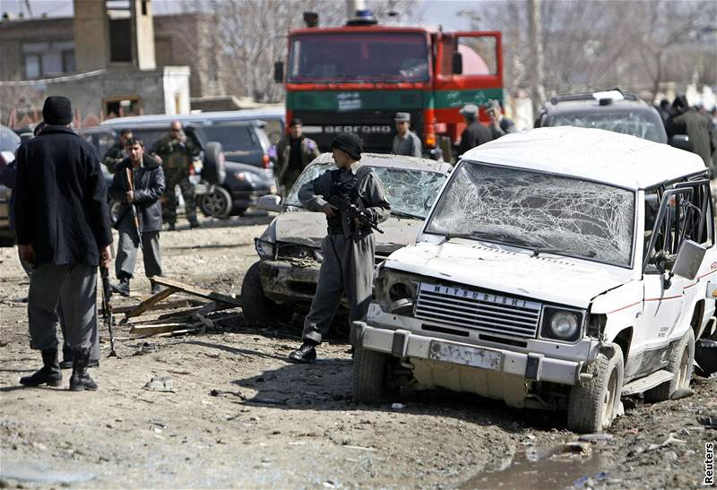 Afghánské bezpenostní sloky vyetují sebevraedné útoky v Kábulu (11. února 2009)