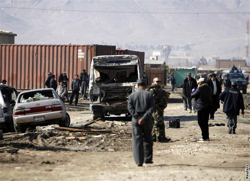 Afghánské bezpenostní sloky vyetují sebevraedné útoky v Kábulu (11. února 2009)