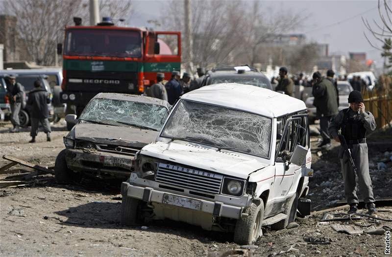 Afghánské bezpenostní sloky vyetují sebevraedné útoky v Kábulu (11. února 2009)