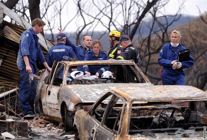 Záchranái a vyetovatelé v Steels Creek, kudy se pehnal niivý poár. (11. únor 2009)