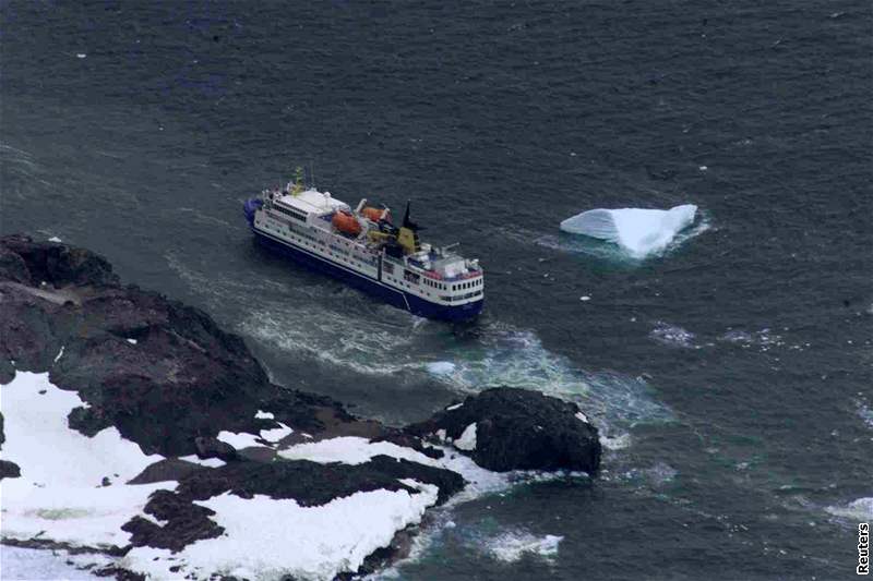 U beh Antarktidy uvázla lo Ocean Nova. (17. únor 2009)