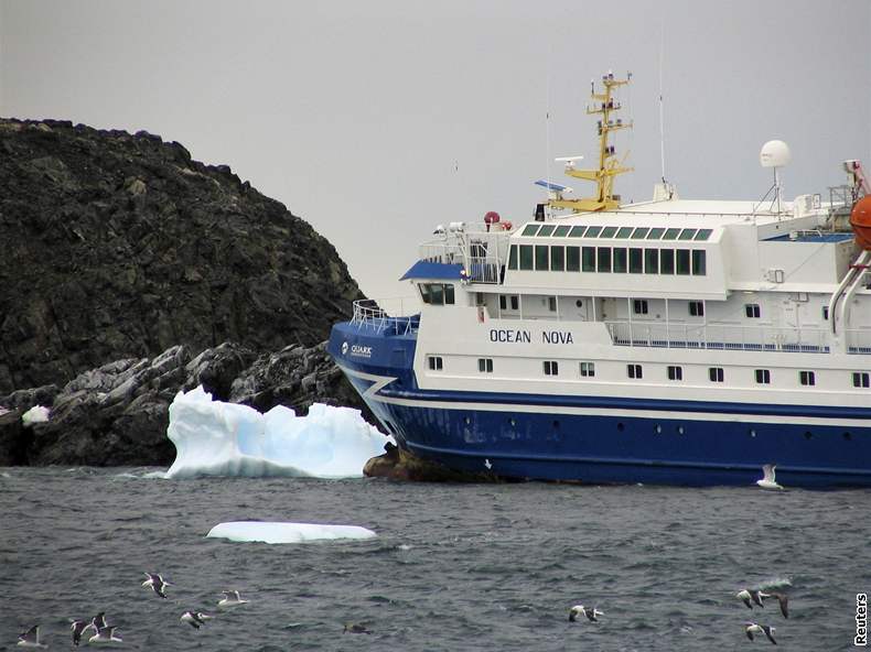 U beh Antarktidy uvázla lo Ocean Nova. (17. únor 2009)