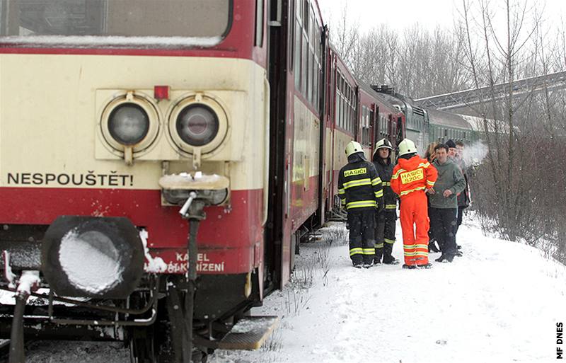 V Paskov se srazily osobní vlaky. Nehoda si vyádala 23 zranných, dva z nich odvezl vrtulník. (16. února 2009)