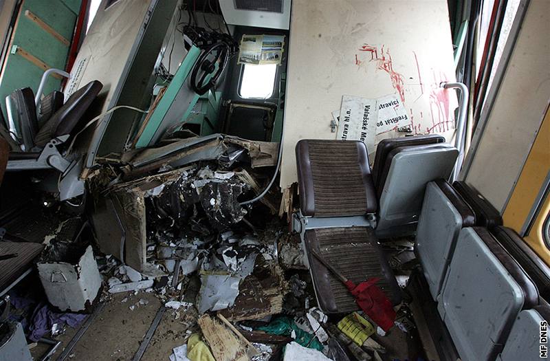 Sráka vlak u Paskova - rozbité vybavení vagon (16. února 2009)