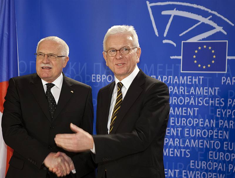 Prezident Václav Klaus a předseda Evropského parlamentu Hans-Gert Pöttering se zdraví v Bruselu (19. února 2009)