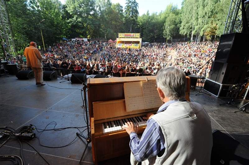 Rudolf Pellar ped publikem Open Air Music Festivalu Trutnov 2008 (v popedí...