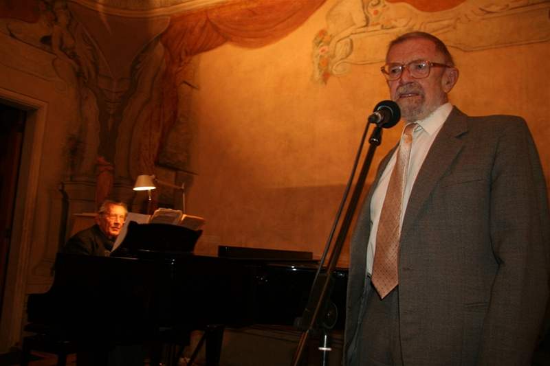 Rudolf Pellar (v pozadí klavírista Milan Jíra)