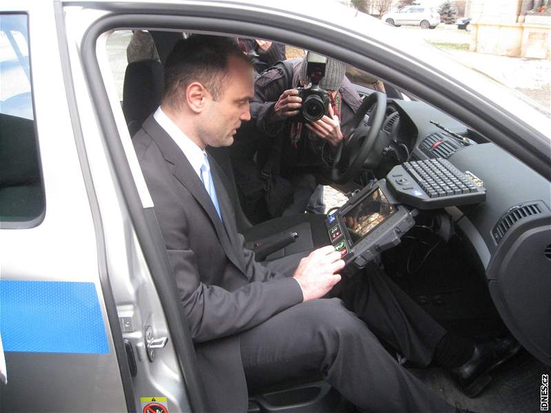 Ministr vnitra Ivan Langer si prohlíí novinku ve sluební aut policie.