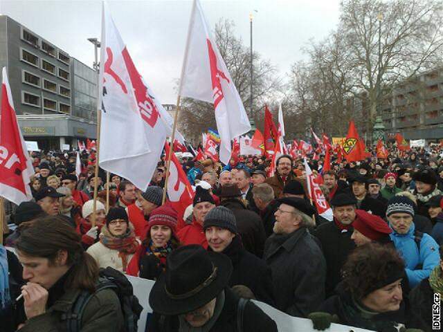 Demonstrace antifašistů proti pochodu neonacistů v Drážďanech