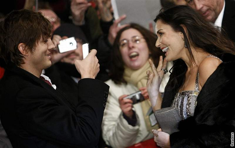 Berlinale 2009 - Kutcher si fotí Demi Mooreovou 