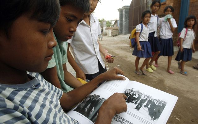 Uebnice s názvem Vraedná pole má mladým piblíit období bsnní Rudých Khmer.