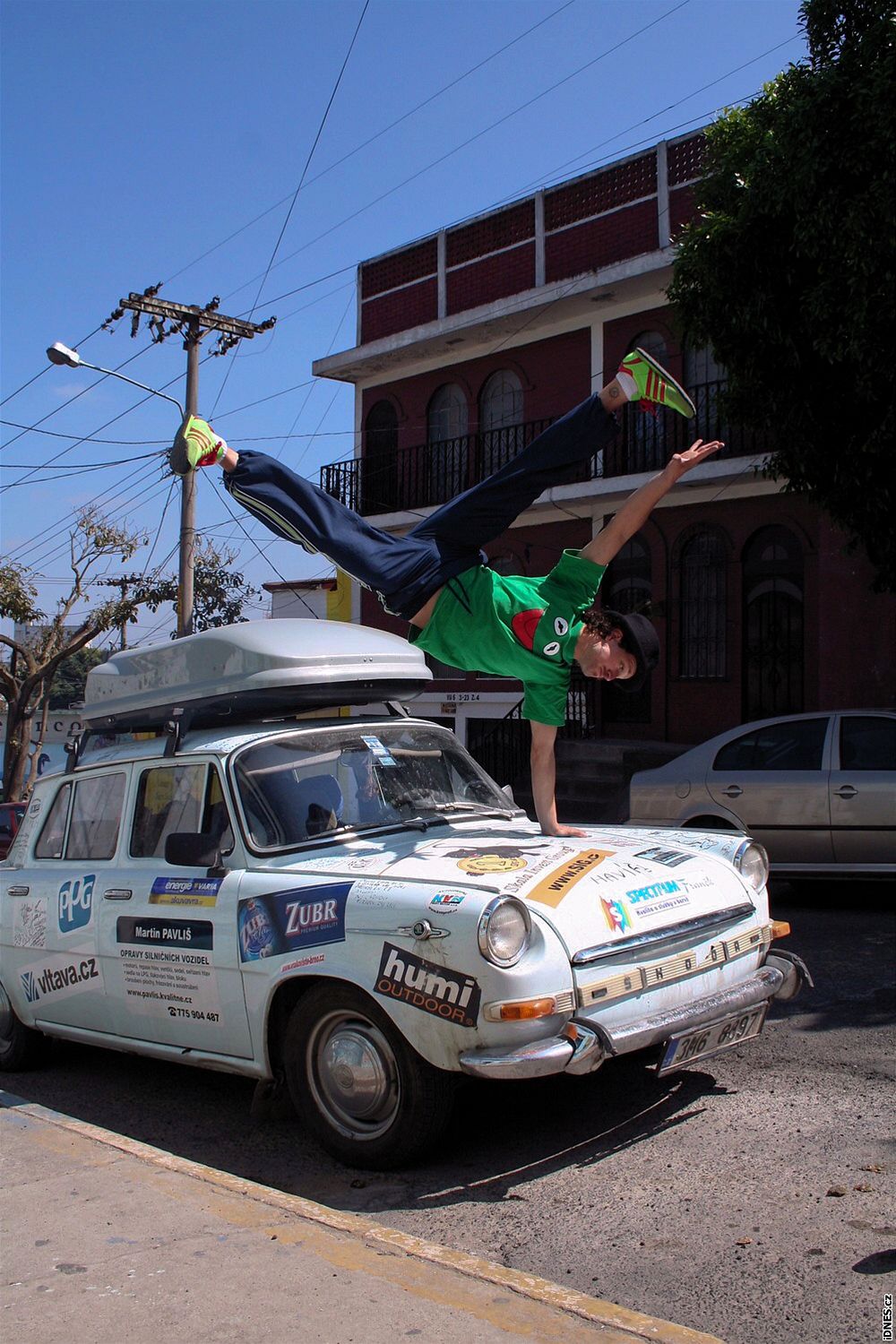 V Guatemala City vyzkoušel klaun Pancho pár artistických kousků na kapotě naší Julči