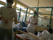 etí lékai Ale Bárta a Jarmila Klietiková u popálených v nemocnici v keském Nakuru (únor 2009)