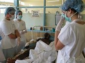 eský léka Ale Bárta s mediky u popálených v nemocnici v keském Nakuru (únor 2009)