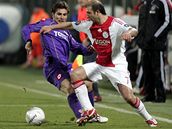 Ajax - Fiorentina, domácí Kennedy Bakircioglu obchází Adriana Mutu.