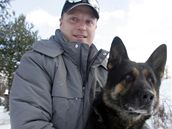 Bývalý strá�ník Emil Hanzelín si koupil svého slu�ebního psa po odchodu ze slu�by
